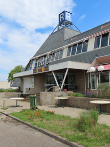 850293 Gezicht op de entree van het voormalige AC-wegrestaurant (Thoriumweg 1) op bedrijventerrein Lage Weide te ...